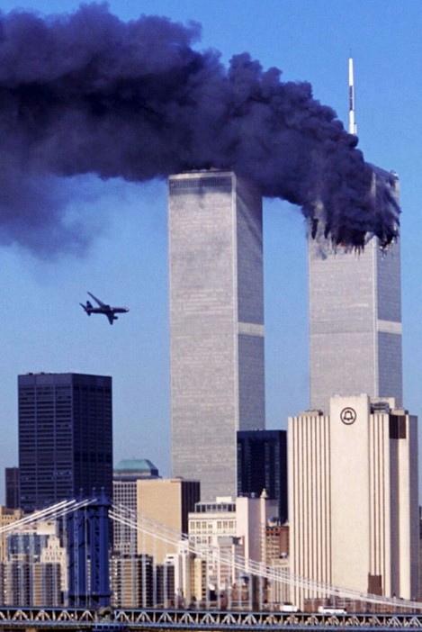 Рейс 11 American Airlines врезается в башню близнец